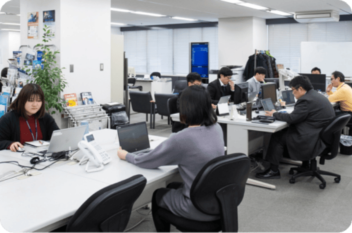 社内の仕事風景の画像