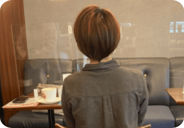 カフェで後ろ向きの女性の画像