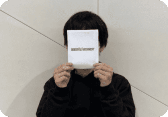ゼルクアカデミーの書類を正面に持った男性の画像
